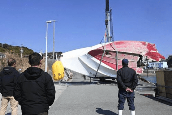 Tàu hàng không giảm tốc, lao thẳng vào tàu câu cá ngoài khơi Toba&nbsp;(Mie)